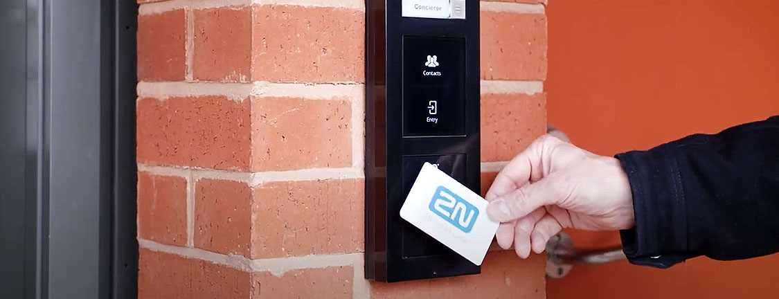 2N Verso black Intercom with RFID Card