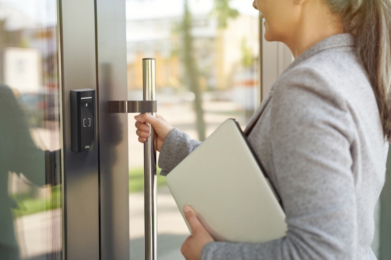 IP Access Unit M - mullion style reader, Touch keypad & RFID 125kHz, 13.56MHz, NFC, PICard (3m cable)